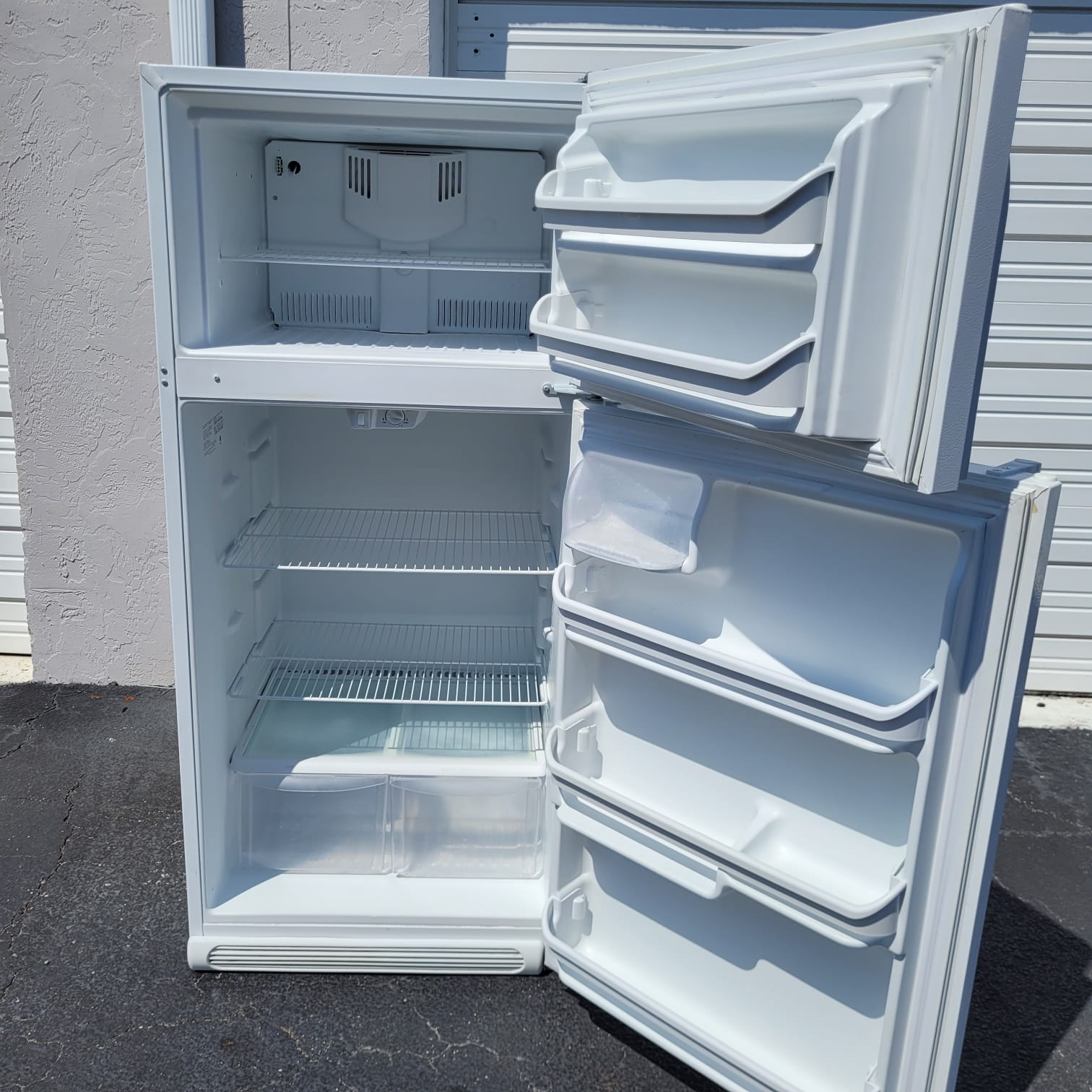 Frigidaire Top and Bottom Refrigerator Frigidaire Top and Bottom Refrigerator